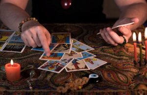 AMARRES Y TAROT