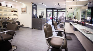 Júcaro: peluquería de caballeros y barbería