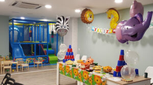 Sala Happy Planet. Eventos Infantiles y Familiares en Madrid. Alquiler para cumpleaños. Cursos de Decoración con Globos.