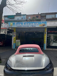 Mr. Esponja: lavado de coches a mano